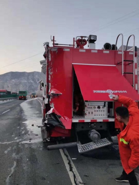 東營(yíng)我公司為高速公路維修事故車輛